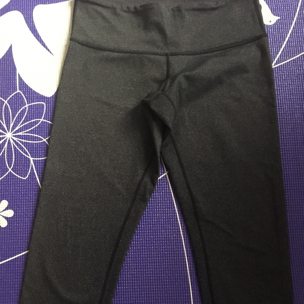 Gray lululemon cropped leggings